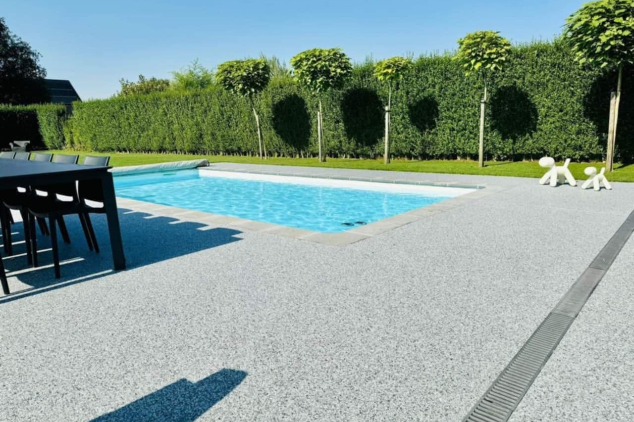 résine époxy avec éclats marbre autour piscine