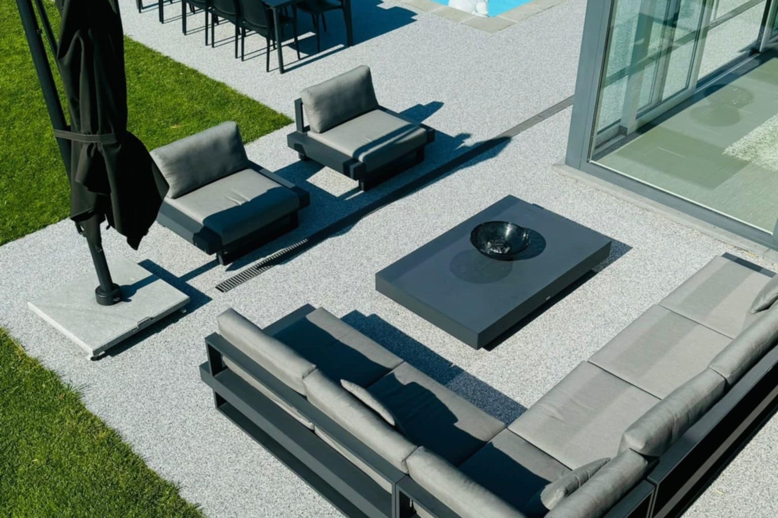 salon extérieur sur résine époxy avec éclats marbre autour piscine